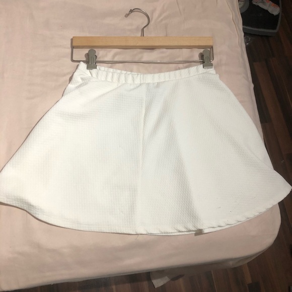 “Tennis” type white skirt - Picture 2 of 3